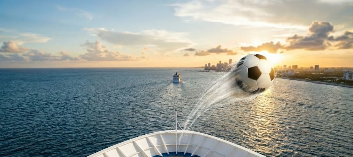 Fußball fliegt über den Schiffsbug eines Kreuzfahrtschiffs auf dem Meer vor der Küste Floridas