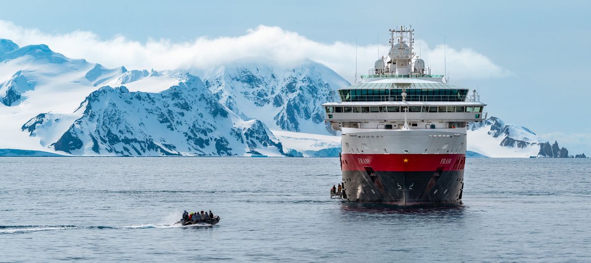 Die MS Fram mit Zodiac vor den Eisbergen der Antarktis