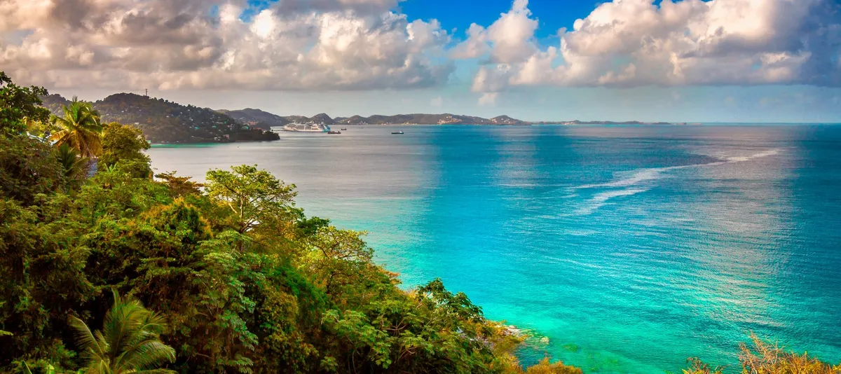 Die Küste Grenadas mit weitem Blick über das türkisschimmernde karibische Meer