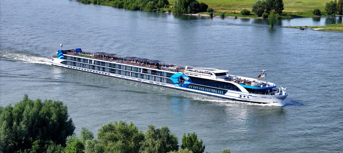 VIVA ONE aus der Vogelperspektive unterwegs durch eine grüne ländliche Flusslandschaft