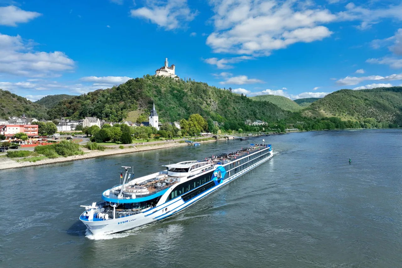 Flussschiff VIVA ONE fährt auf dem Rhein