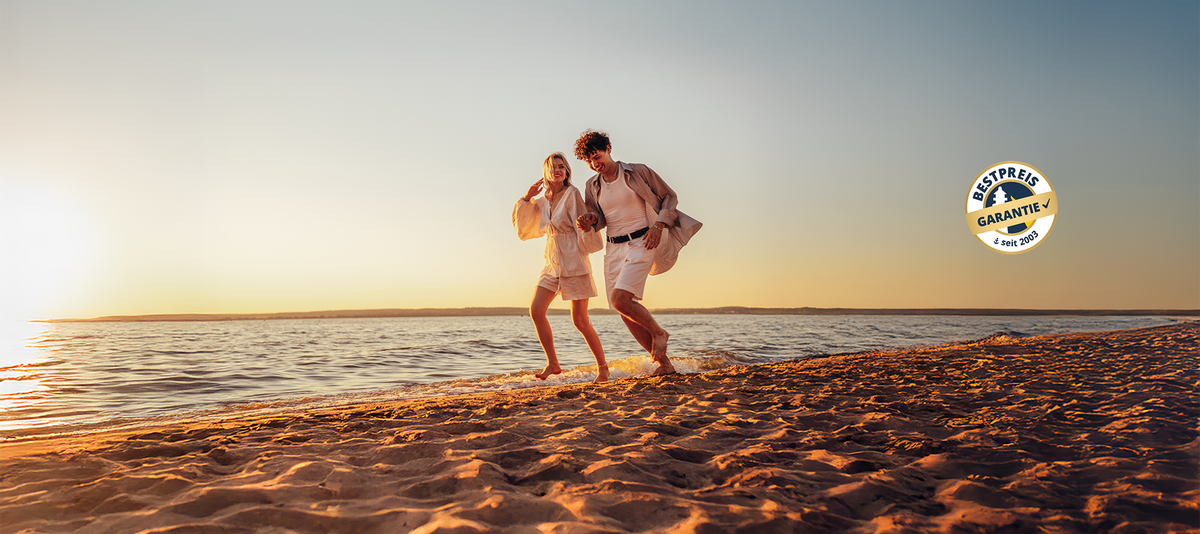 Paar im Sonnenuntergang am Strand