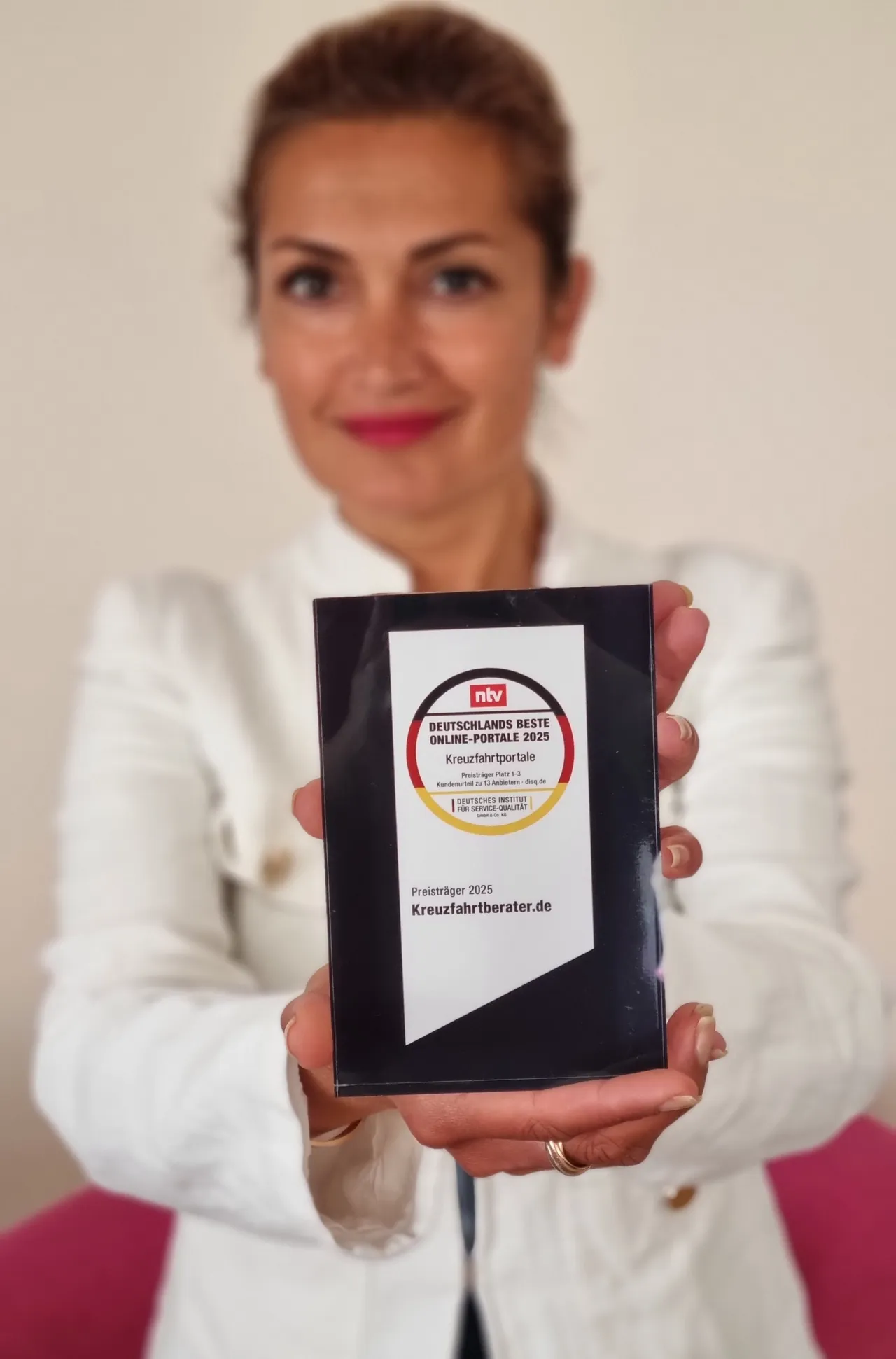 Chief Commercial Officer Samira Salih mit dem Award