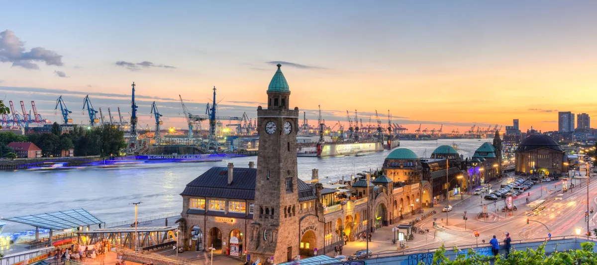 Dämmerung über den beleuchteten Hamburger Landungsbrücken und der Elbe