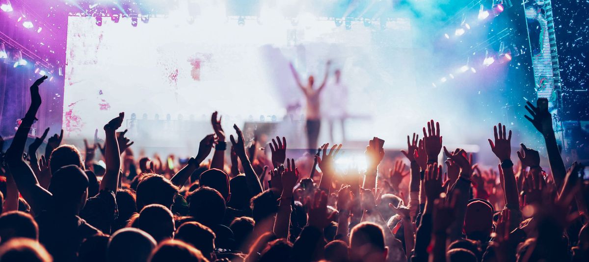 "Alle Hände in die Höhe!" heißt's auch bei den Livekonzerten einer Musikkreuzfahrt