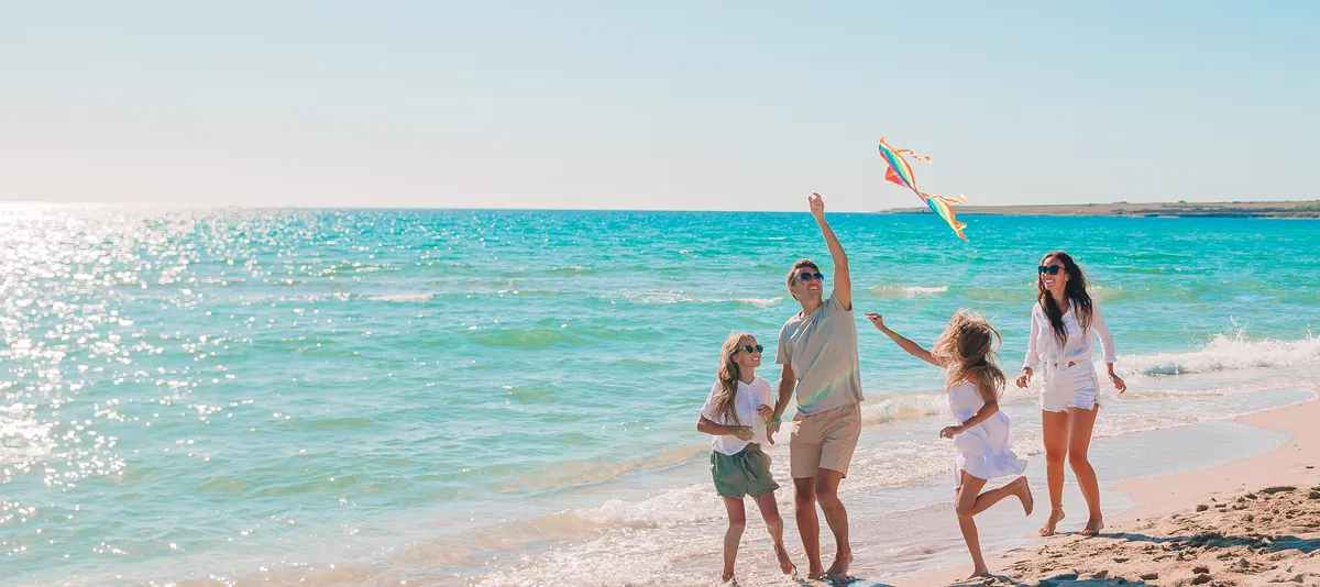 Familie am sonnigen Strand
