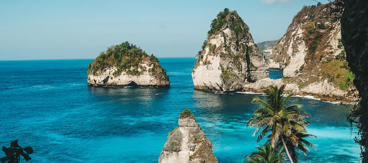 Tropischer Strand mit blauem Wasser