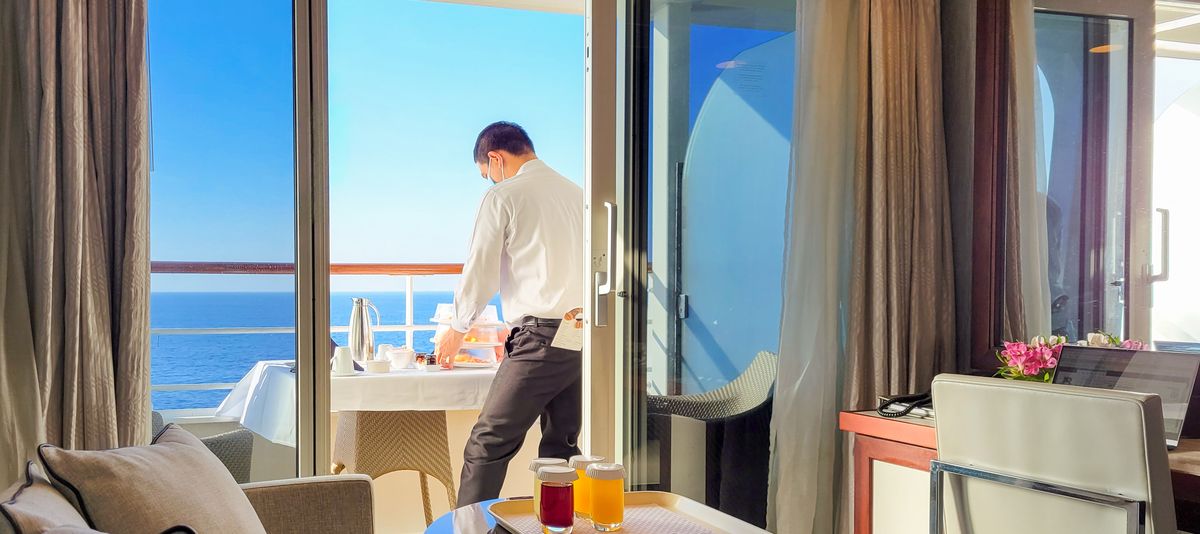 Service-Personal auf dem Balkon einer Kabine eines Kreuzfahrtschiffs