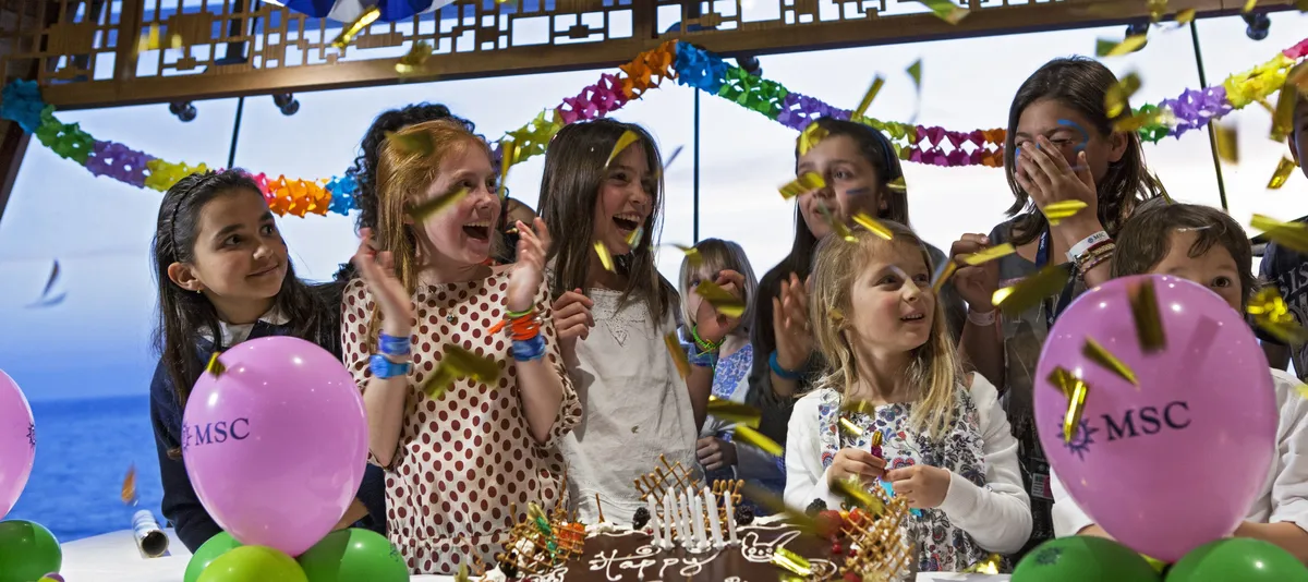 Eine Gruppe feiert an Bord von MSC Cruises einen Geburtstag