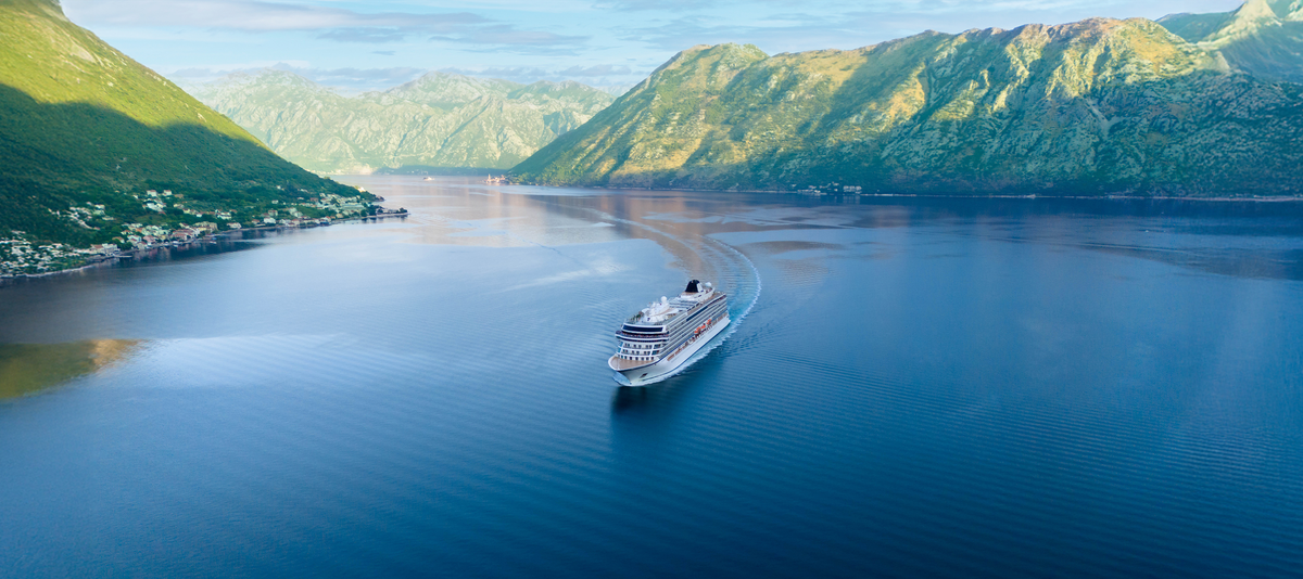 Kreuzfahrtschiff in Berglandschaft
