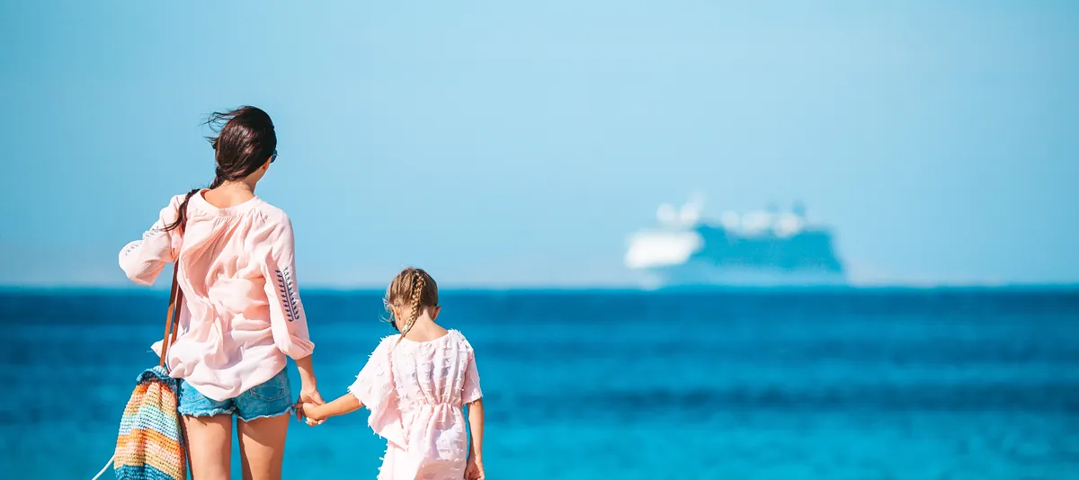 Mutter und Kind blicken auf das Meer