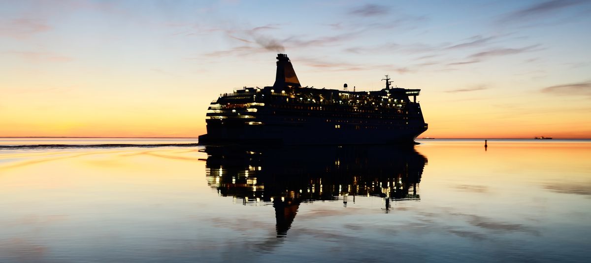 Kreuzfahrtschiff bei Sonnenuntergang im Schatten