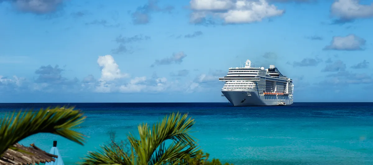 Kreuzfahrtschiff im Wasser