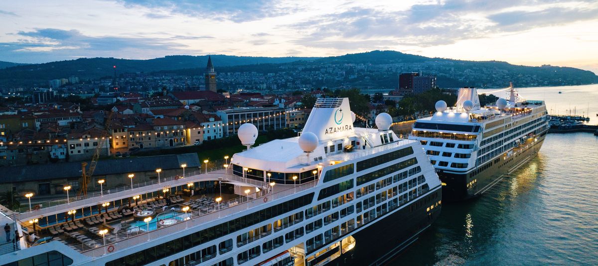 Zwei Schiffe der Azamara Flotte vor Koper bei Sonnenuntergang