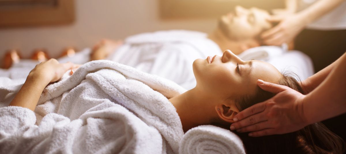 Eine Frau liegt entspannt auf einer Massageliege