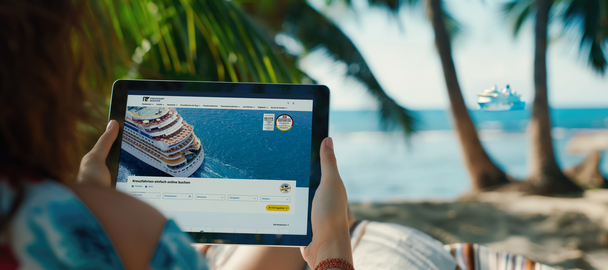 Tablet mit Kreuzfahrtberater Webseite am Strand