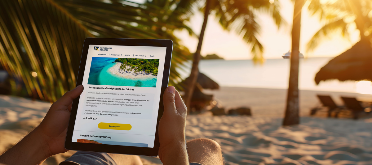 Eine Person liegt am sonnigen Strand und liest mit Blick auf Palmen und das Meer den Kreuzfahrtberater-Newsletter auf dem Tablet