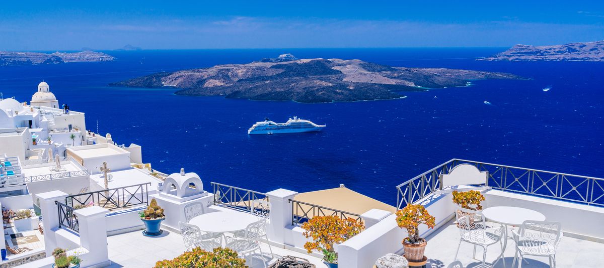 Kreuzfahrtschiff im blauen Meer vor Santorini