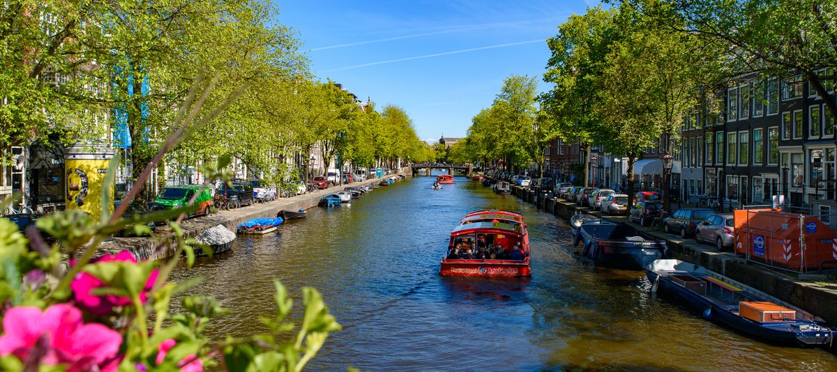 Kanal in Amsterdam im Frühling