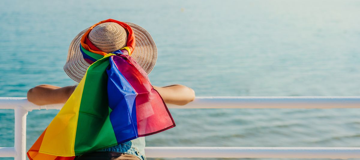 Frau mit Hut Pride Flag auf Schiff