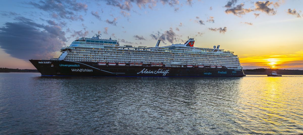 Mein Schiff 7 in der Abenddämmerung