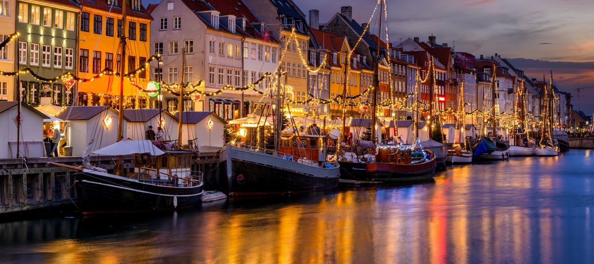 Boote vor weihanchtlicher Kulisse