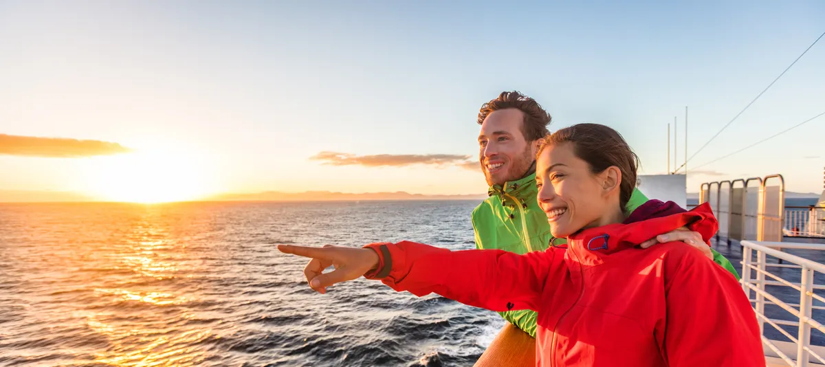 Zwei Personen an Deck eines Schiffs Sonnenuntergang