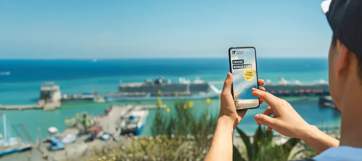 Person mit Smartphone Cruise Bonus Club