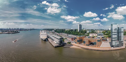 Blick auf den Cruiseterminal in Hamburg mit einem Kreuzfahrtschiff