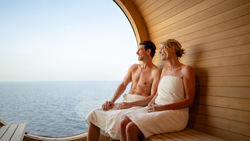 Paar in der Fassauna auf der mein Schiff Relax