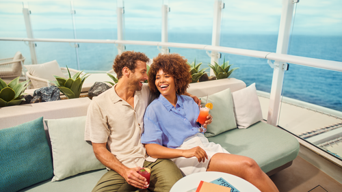 Paar genießt einen Drink auf der Mein Schiff Relax
