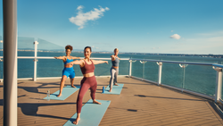 Freundinnen beim Yoga auf Mein Schiff